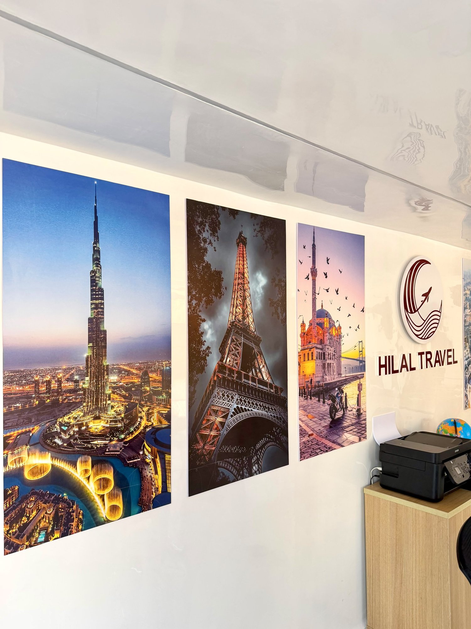 Mur de destinations dans le bureau Hilal Travel