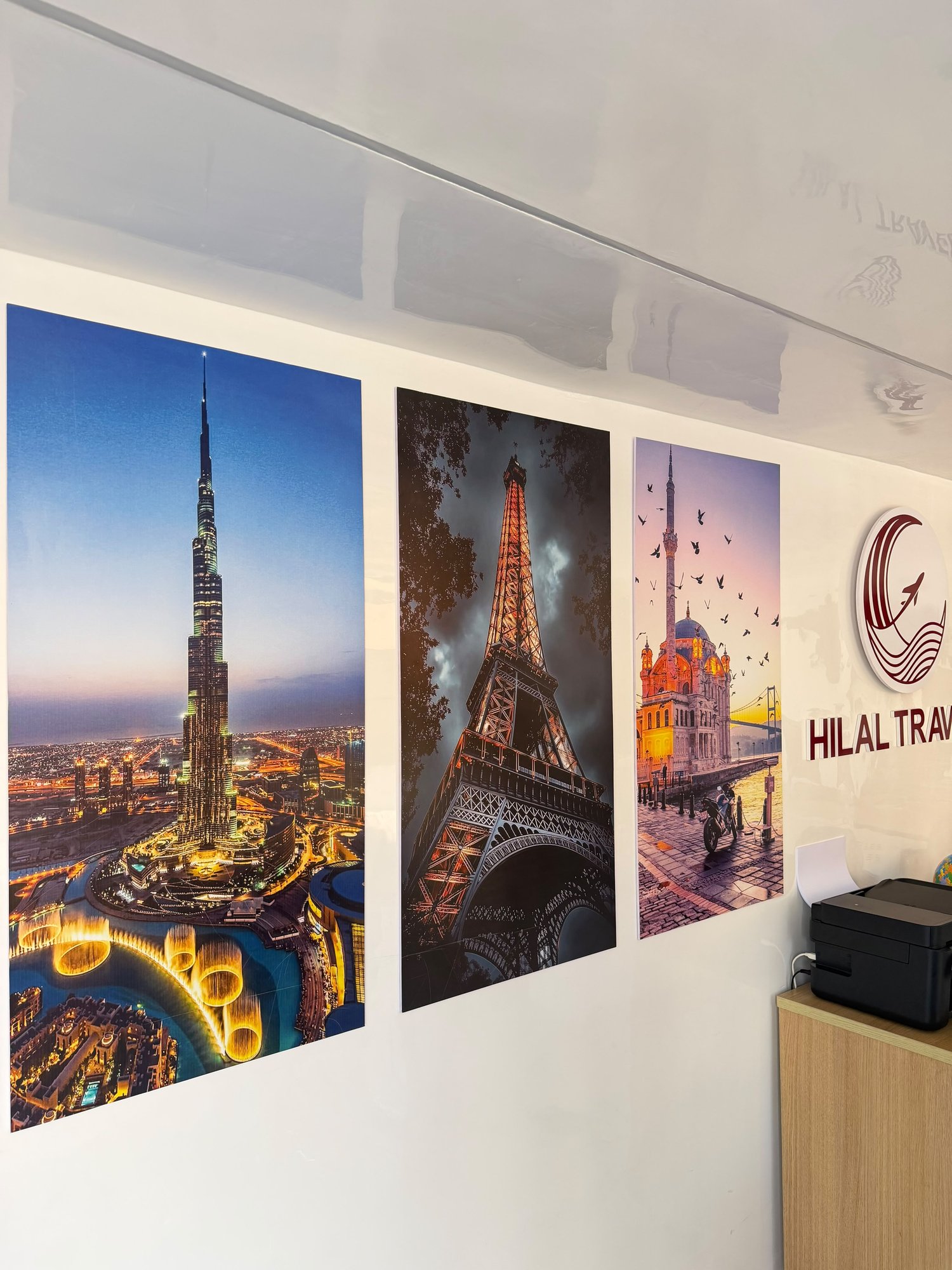 Affiches de destinations dans le bureau Hilal Travel